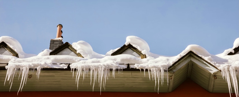 Eiszapfen am Dach können zu tödlichen Geschossen im Winter werden, Vergema Gebäudeservice aus Herne kann hier helfen