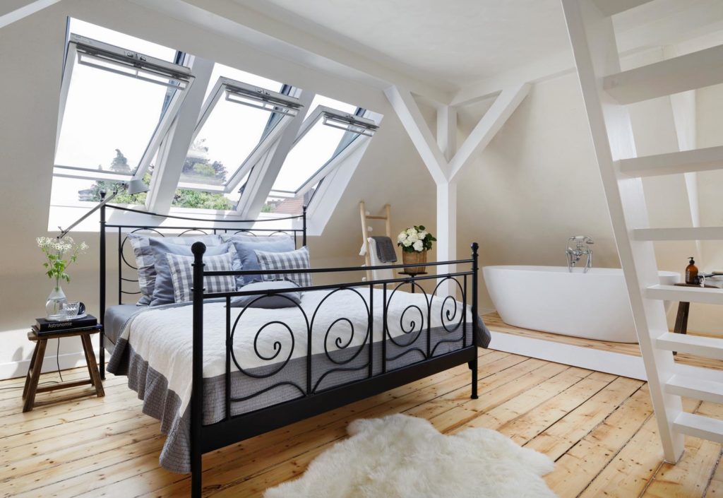 Velux Panoramafenster und die freistehende Badewanne von Armin Dlugosch installiert