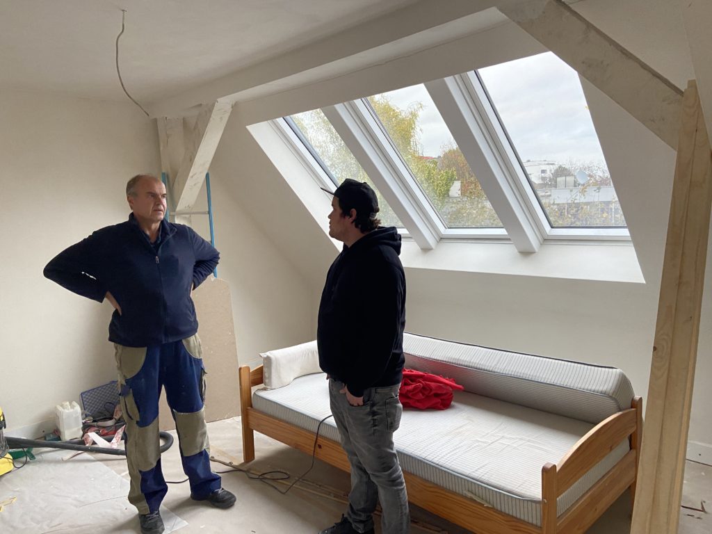 Lagebesprechung: Armin Dlugosch, der Sanitärmeister aus Herne, und Jan Drüke, der Schreiner aus Castrop-Rauxel