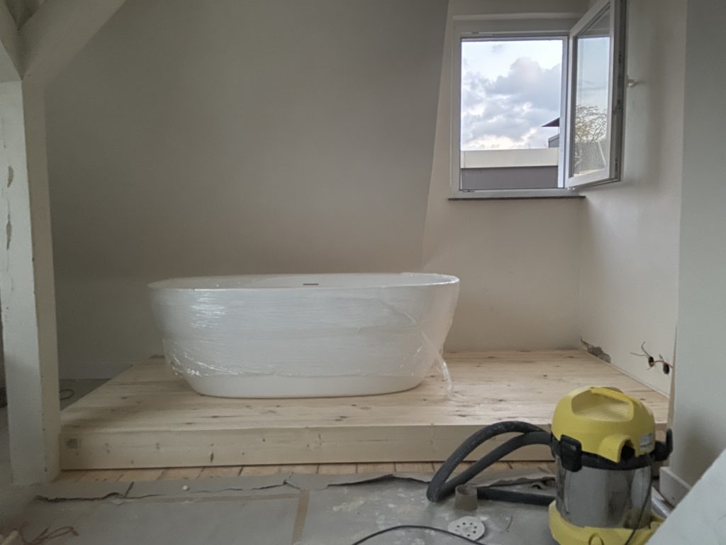 Holzpodest zur freistehenden Badewanne