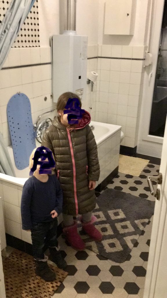Das alte Badezimmer im Ex-Willi Thomczyk Haus...