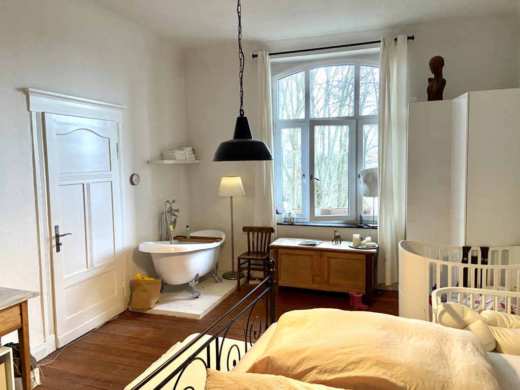 Unser altes Schlafzimmer mit freistehender Badewanne - genauso wollten wir es von Armin Dlugosch auch in unserem neuen Schlafzimmer im Dachgeschoss