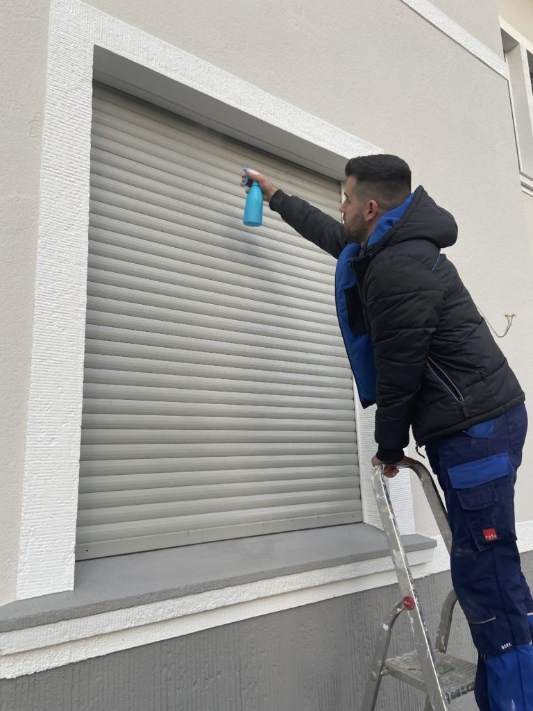 Fensterputzer säubern auch die Rolladen professionell