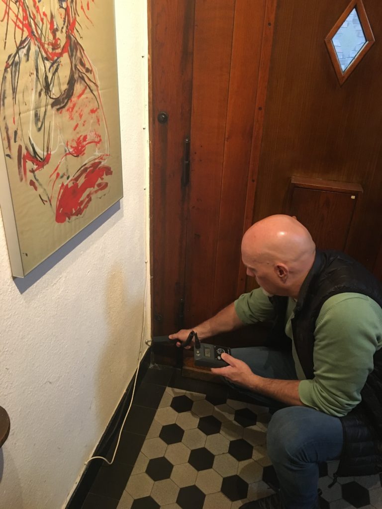 Dieter Stahl checkt die Mauerfeuchte im Erdgeschoss