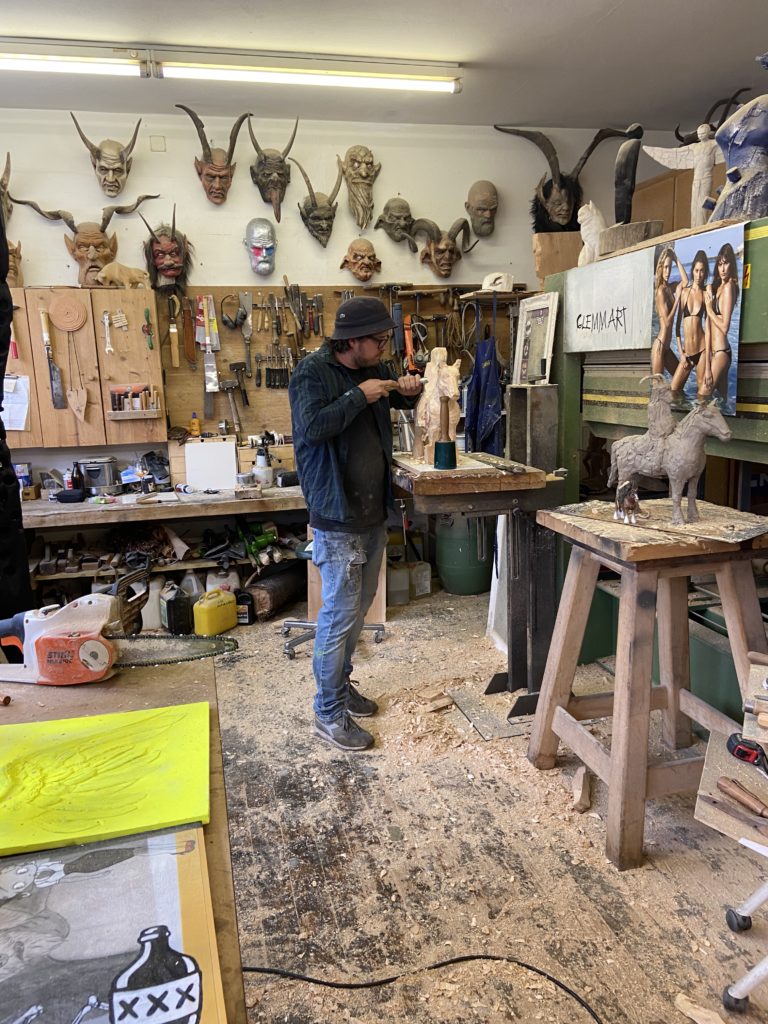Holz-Künstler Michael Geppmeier von Glemmart in der Werkstatt